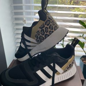 Adidas ladies tennis shoes. Like new.